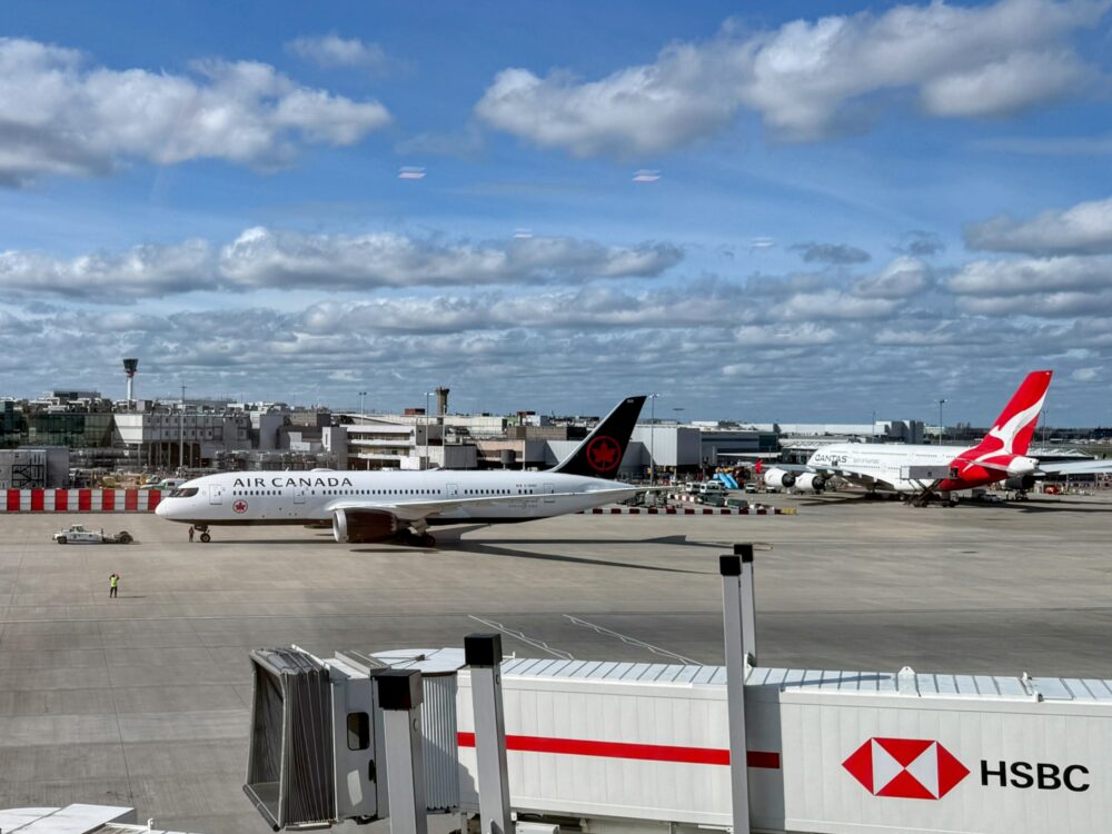 シンガポール航空シルバークリスラウンジの窓から望むヒースロー空港の滑走路。エアカナダ機やカンタス航空機が駐機している様子。