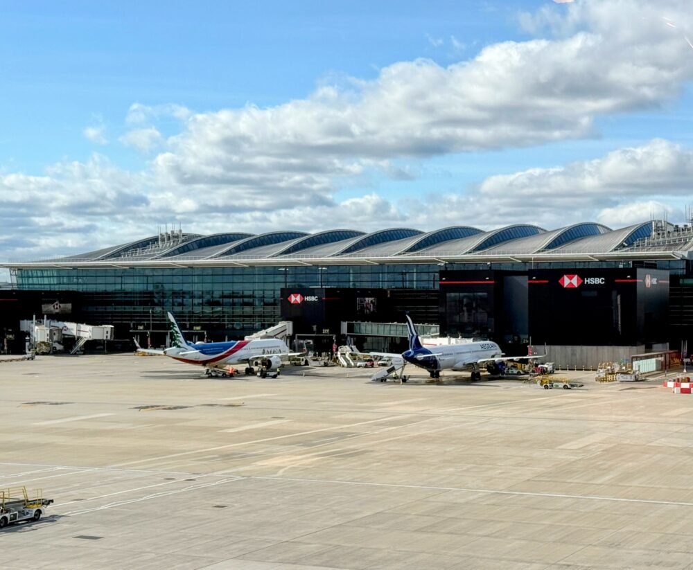 シンガポール航空シルバークリスラウンジから見えるT2Bサテライト側のエプロン(駐機場)と、Middle East AirlinesやAegean Airlinesの機体。
