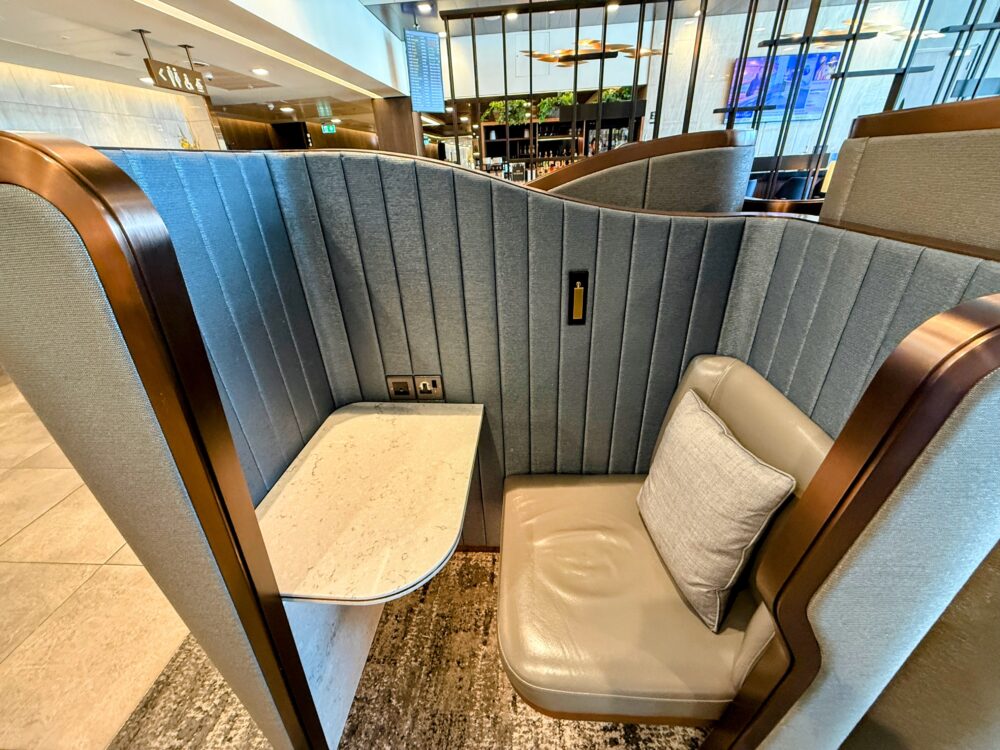 シンガポール航空シルバークリスラウンジの、プライベート感が高く作業や食事に便利な個室風のセミプライベート・ブース席。