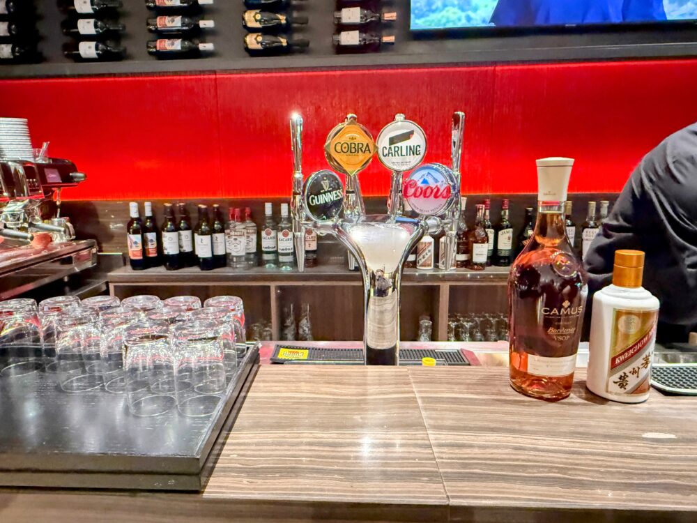 エアカナダ メープルリーフラウンジの、ギネスやコブラ、カールリングなどの生ビールサーバーが並ぶバーカウンター周辺。