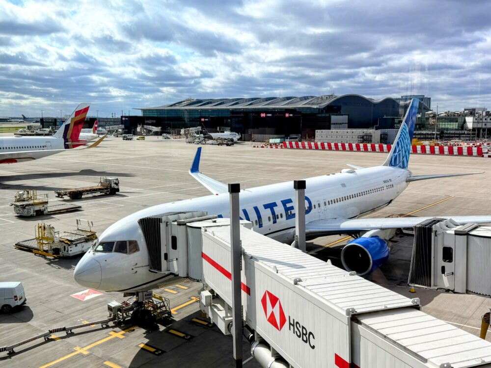 ユナイテッドクラブの窓から見えるヒースロー空港の駐機場と、ユナイテッド航空機の機体。