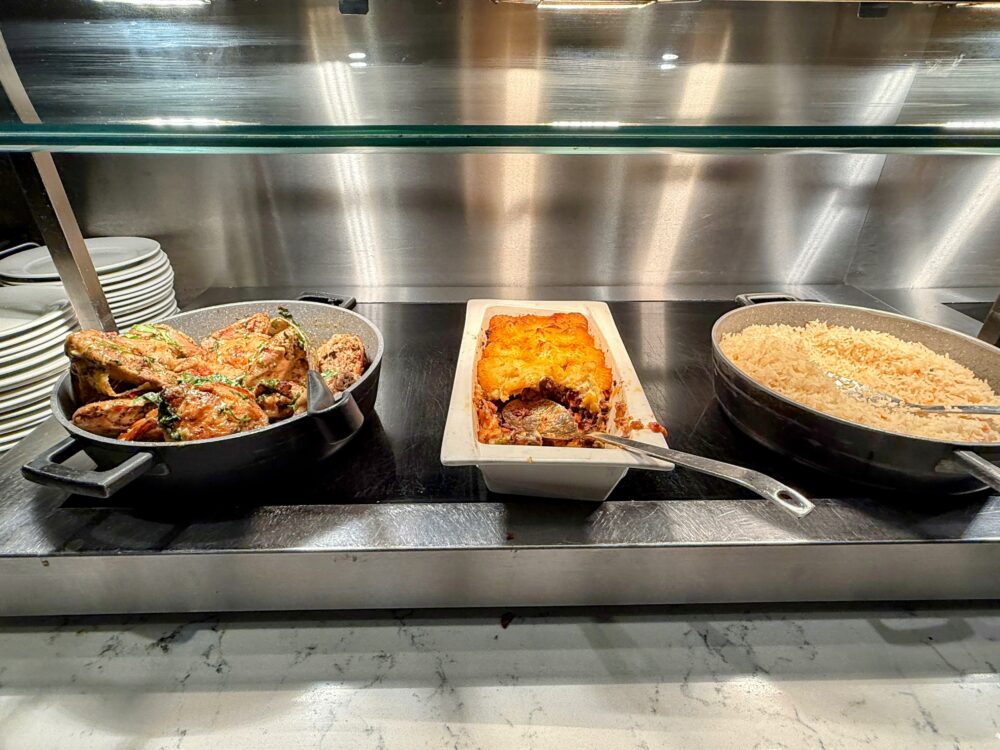ユナイテッドクラブの、ホットビュッフェカウンターに用意されたチキン料理、シェパーズパイ、ピラフなどの温菜。