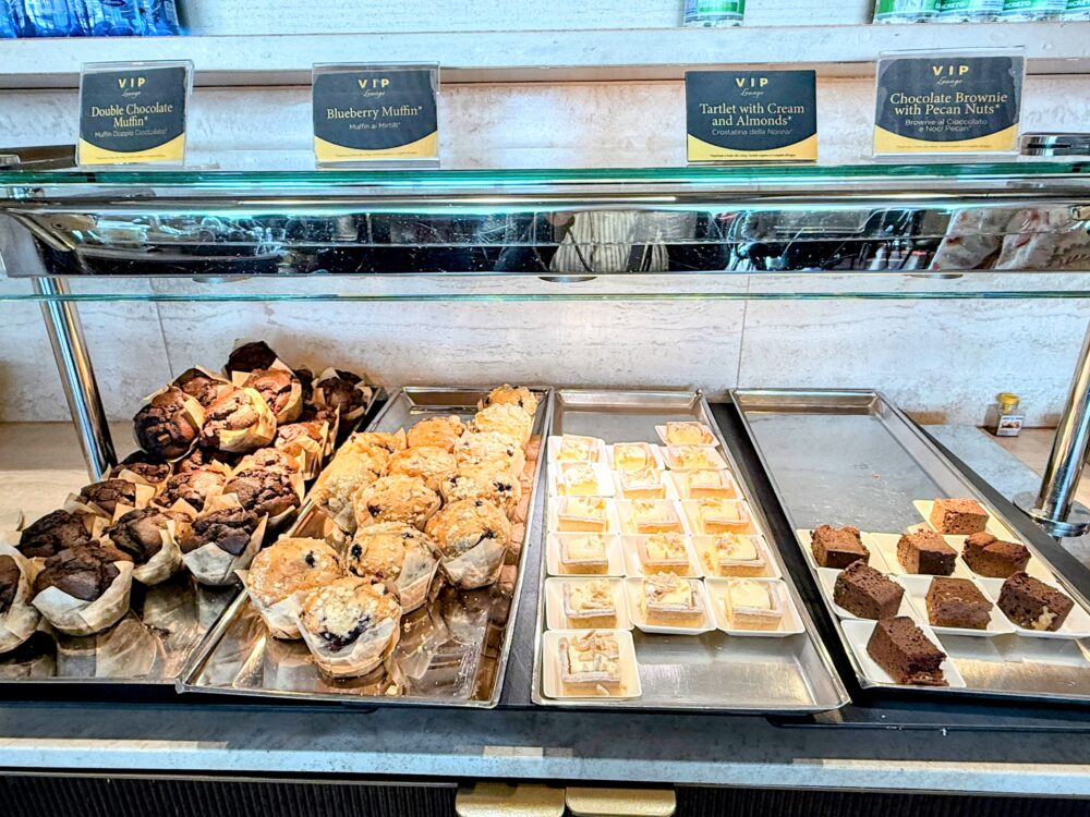 「Double Chocolate Muffin」「Blueberry Muffin」などのプレートが掲げられた、各種マフィンやタルト、ブラウニーが並ぶスイーツコーナー。