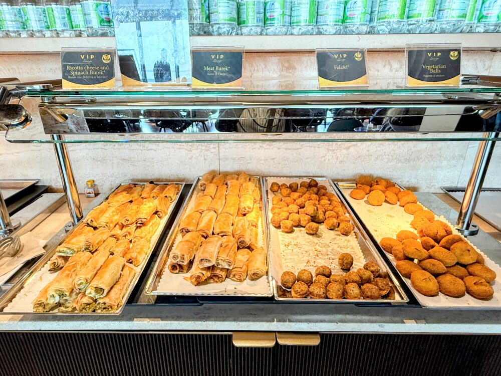 「Ricotta cheese and Spinach Burek」「Meat Burek」「Falafel」などのプレートが添えられた、ブリック(パイ包み)やファラフェル、ベジタリアンボールなどの温菜。