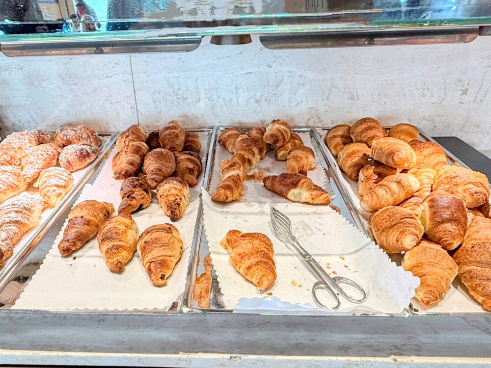 白いペーパーが敷かれたトレイにずらりと並ぶ、焼き立てのプレーンやチョコレートのクロワッサン。