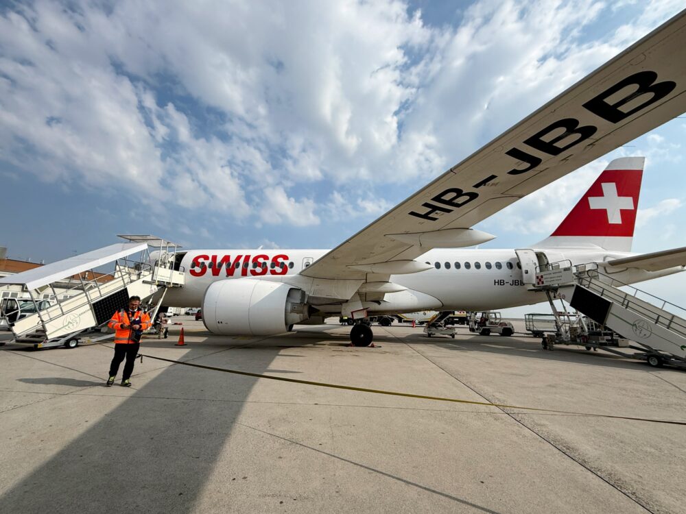 スイスインターナショナルエアラインズ(SWISS)の機体(機体番号:HB-JBB)が駐機されたエプロンで、タラップから搭乗する様子。