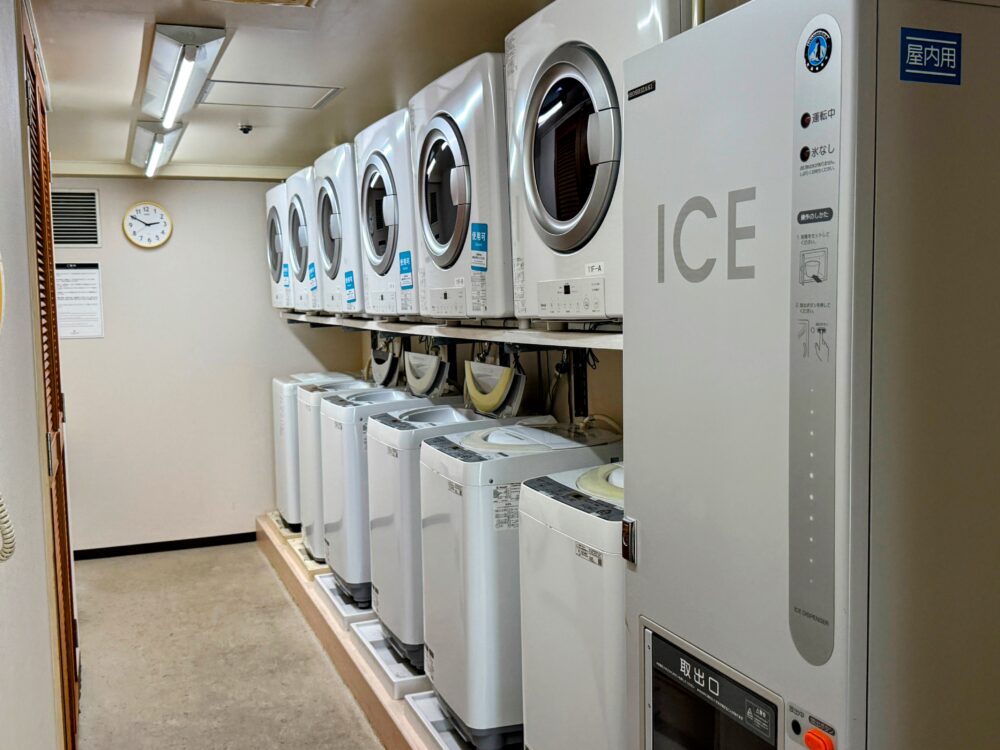11階の宿泊者無料セルフランドリー。洗濯機・乾燥機・製氷機が並ぶ