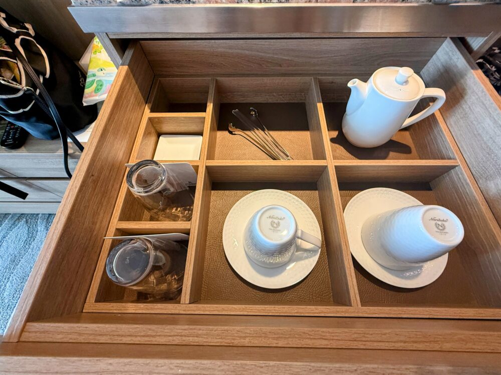 引き出しに収納されたノリタケのカップ&ソーサーとポット