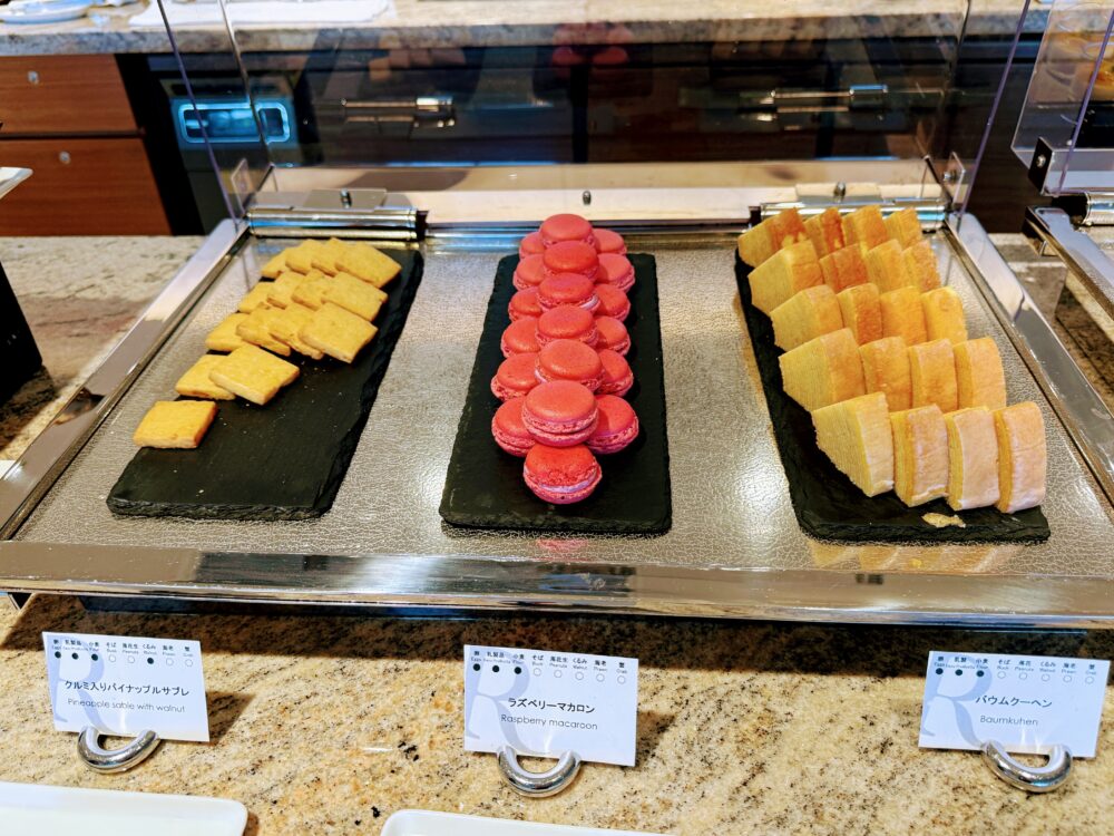 オールデイタイムに並ぶスナックとお菓子、サブレ、マカロン、バームクーヘン