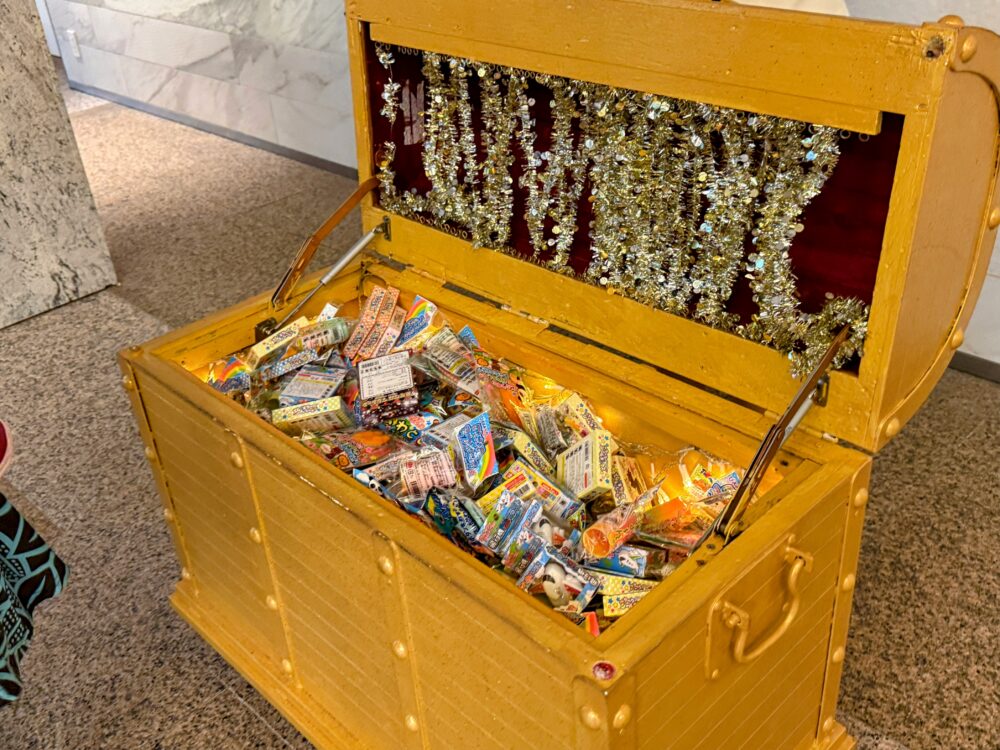 駄菓子がぎっしり詰まった宝箱。スタンプ20個で2つ選べる