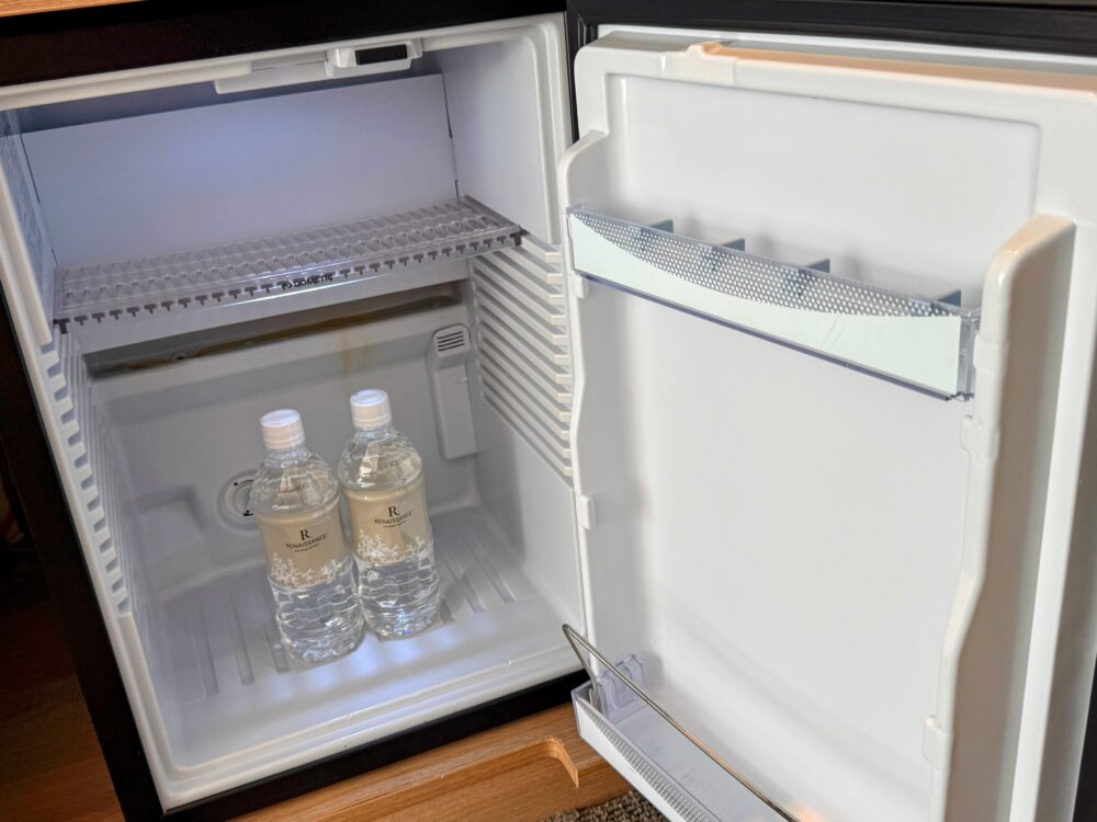冷蔵庫にも冷えたミネラルウォーターが2本