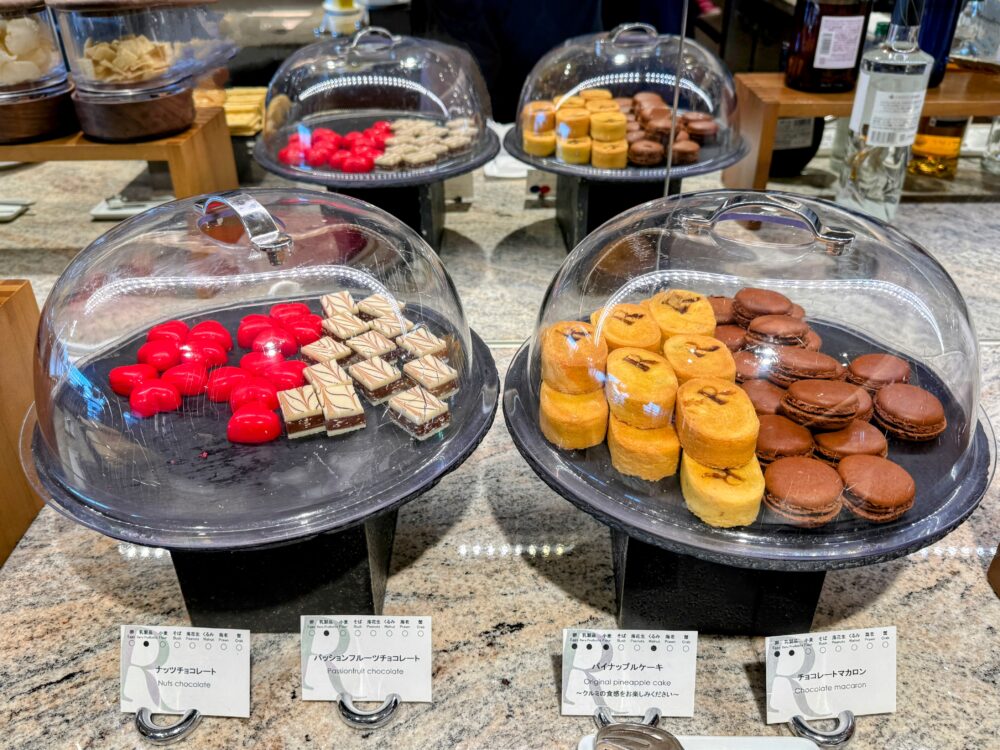 イブニングカクテルタイムのドリンクと軽食