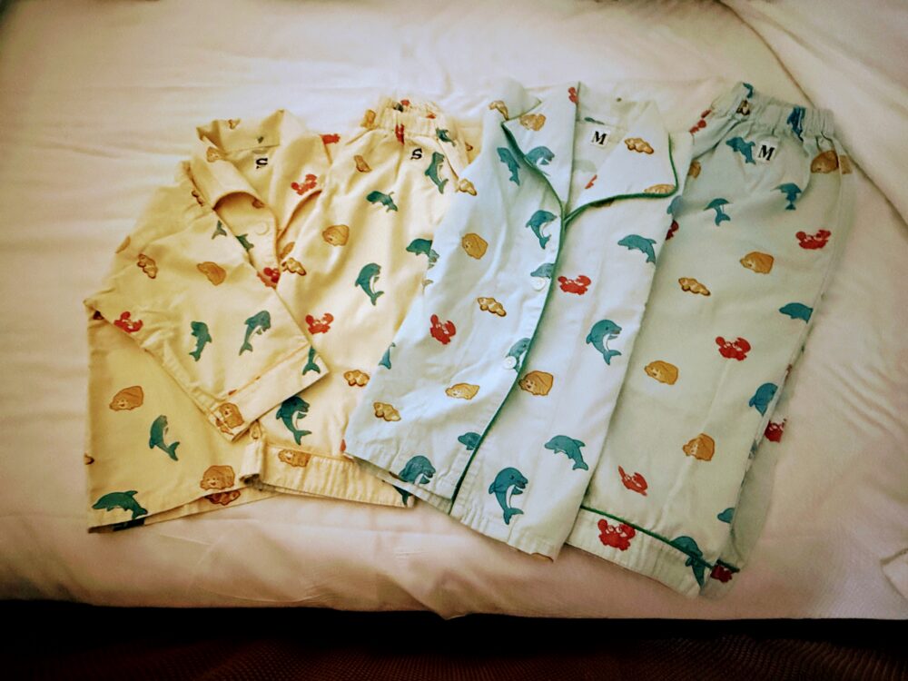 常備されている子供用パジャマ。イルカ柄でSとMの2サイズ