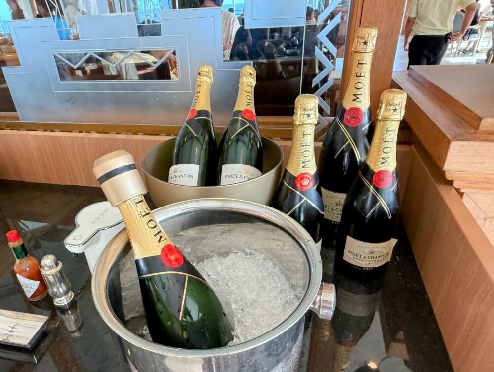 氷入りバケツで冷やされたモエ・エ・シャンドンのシャンパン