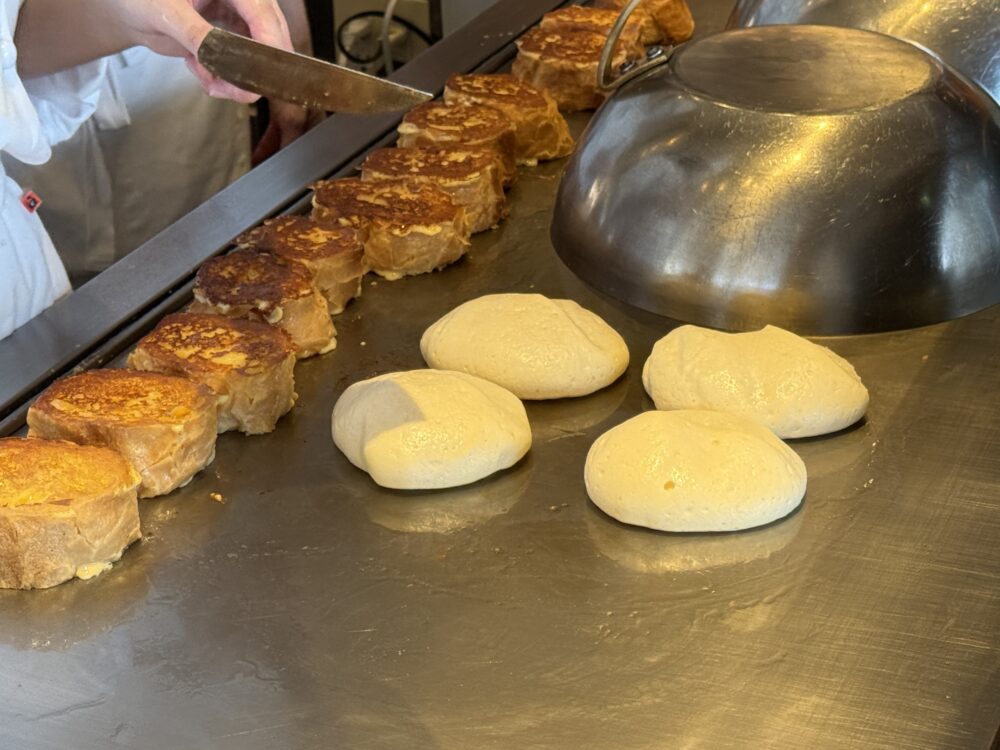 鉄板でドーム型の蓋をかぶせて焼き上げるパンケーキとフレンチトースト