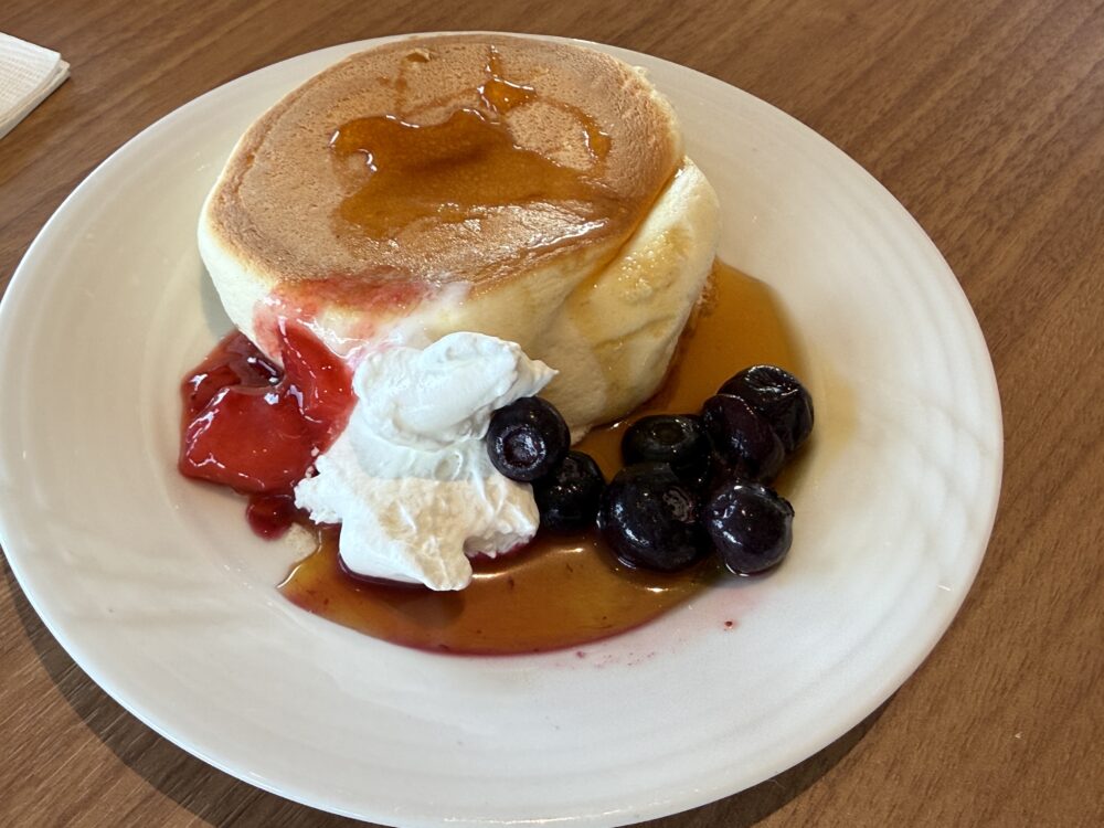 ふわふわのスフレパンケーキ。メープルシロップとベリー添え
