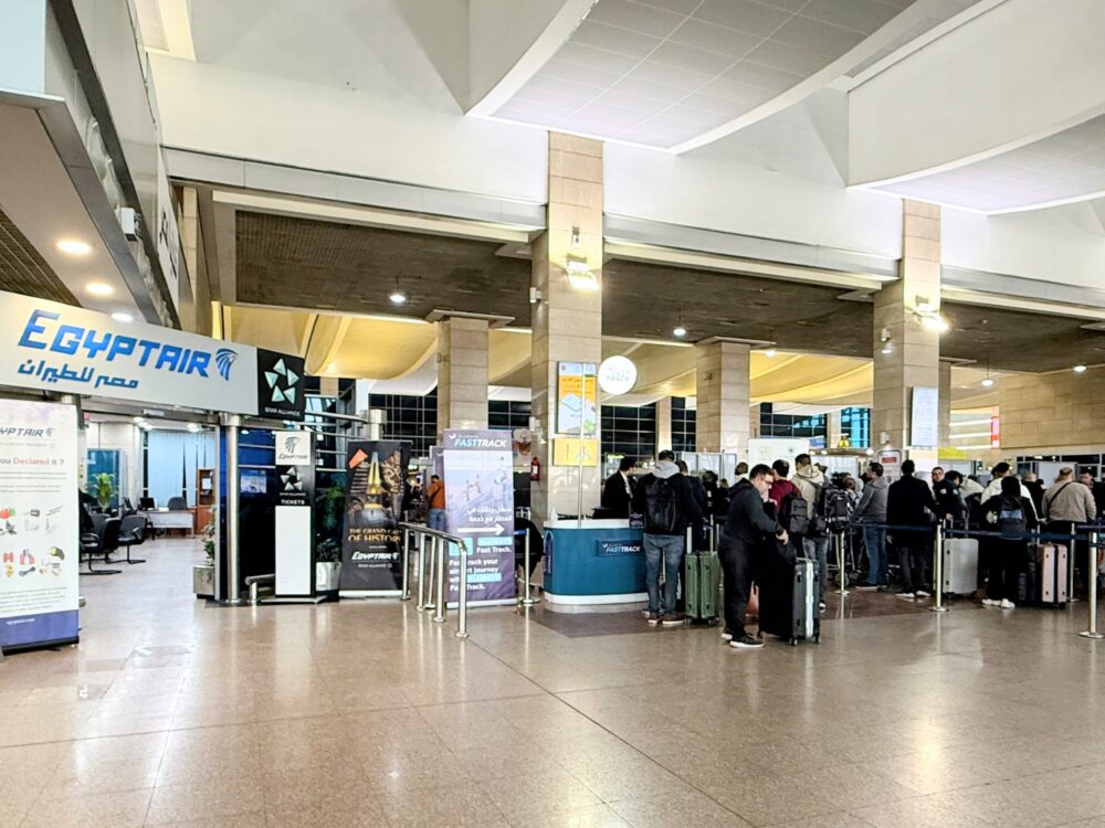 カイロ空港第3ターミナルの一般保安検査場前。早朝から多くの旅行客で大混雑している様子。