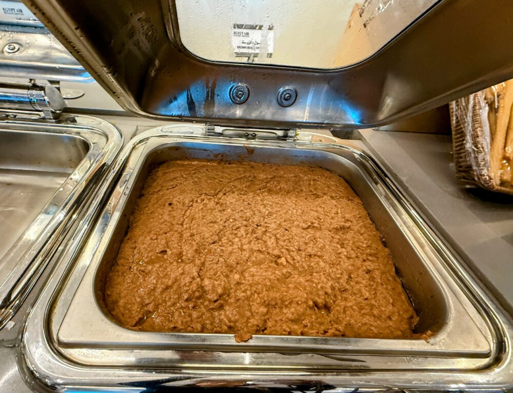 エジプトの定番朝食メニューである、ブラウンビーンズ(フール)が入った温かいフードウォーマー。