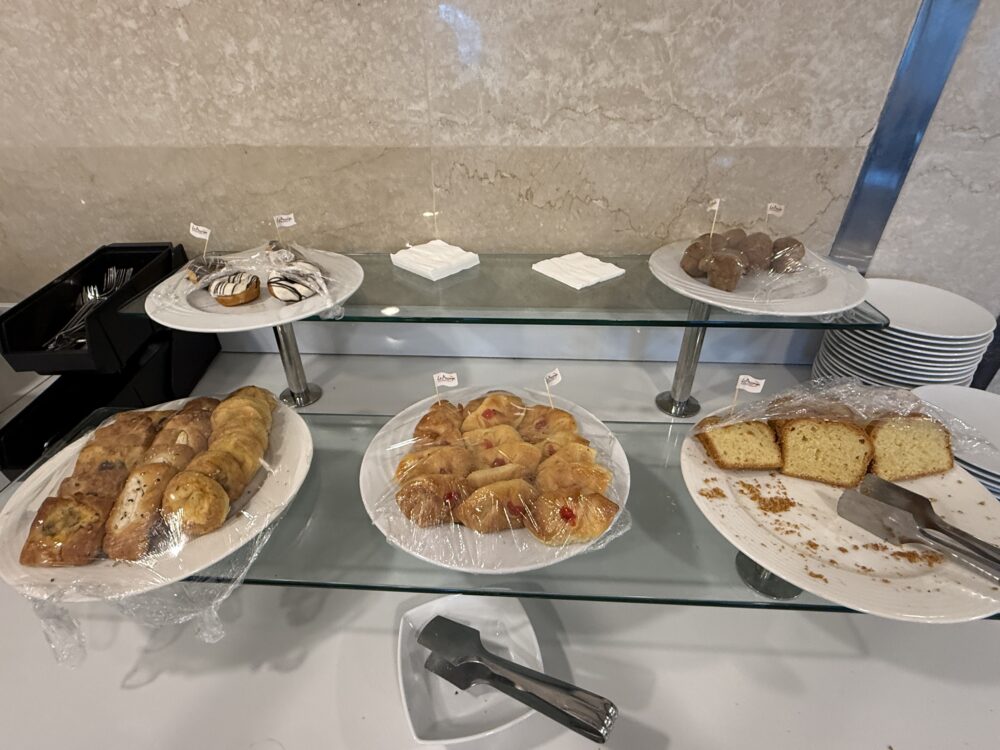 パウンドケーキやデニッシュなどのペイストリー類が綺麗にディスプレイされたビュッフェ台。