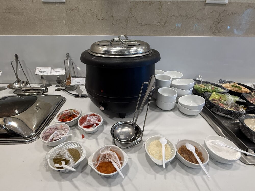 スープジャーと、様々なトッピングや調味料、お椀が並ぶスープカウンター周辺。