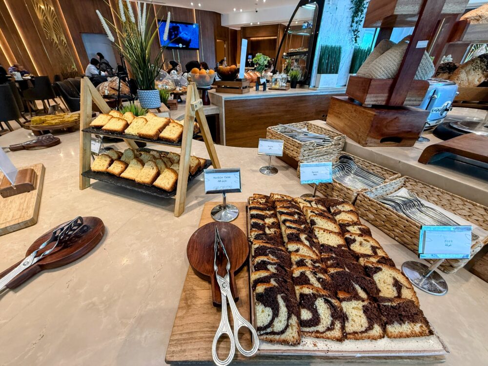 美味しそうなパウンドケーキや、美しいマーブル模様のケーキが並ぶスイーツカウンター。