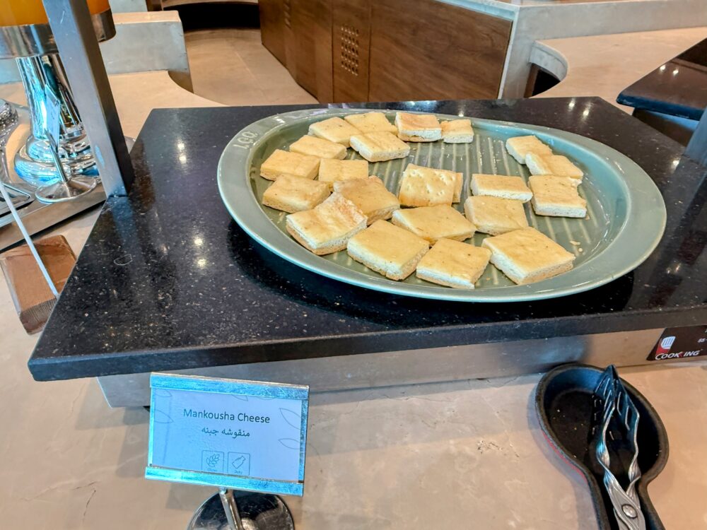四角くカットされたエジプトのチーズパイ「Mankousha Cheese」が並ぶお皿。