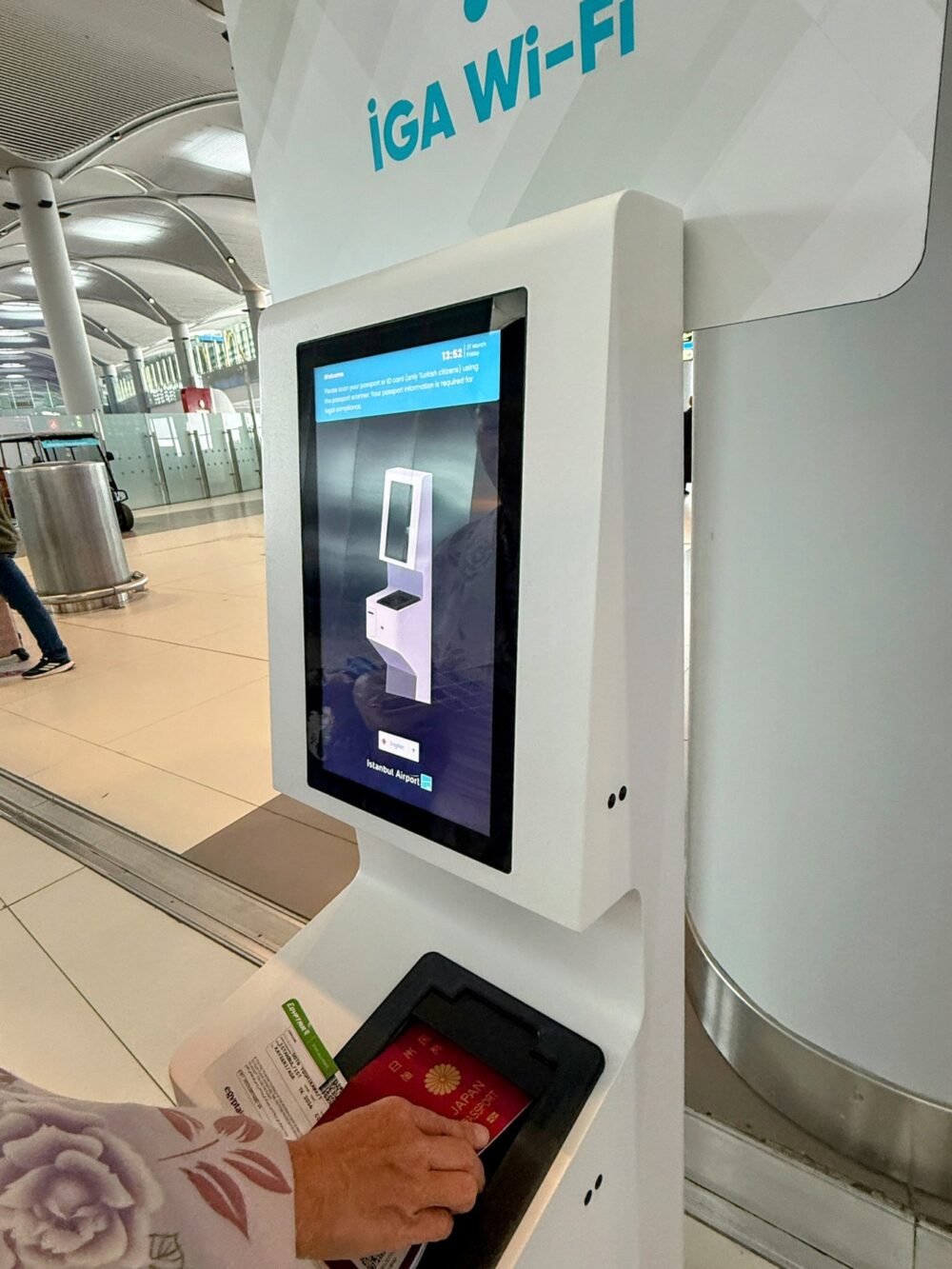 イスタンブール空港の無料Wi-Fi発行機。パスポートをスキャンするとWi-Fiコードがもらえる