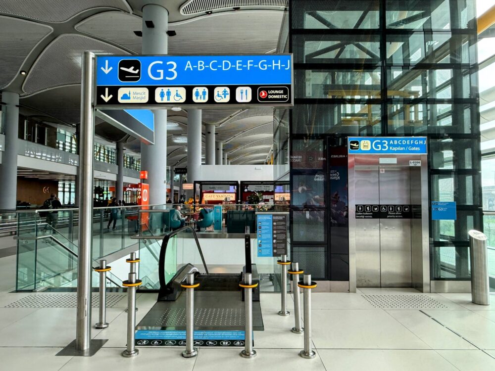 イスタンブール空港G3ゲートの案内板。LOUNGE DOMESTICの表示があり、エスカレーターで下の階へ降りる