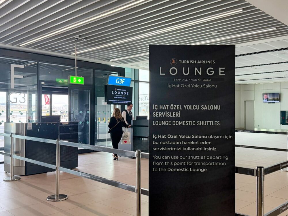 G3Fゲートの「LOUNGE DOMESTIC SHUTTLES」の案内板。ターキッシュエアラインズ国内線ラウンジへはここからシャトルバスに乗る