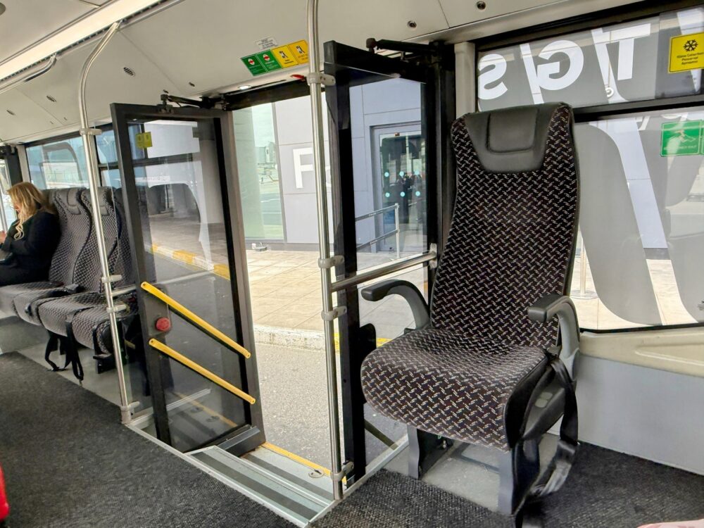 ラウンジ行きシャトルバスの車内。座席が多く、機内持ち込み荷物を置くスペースもある