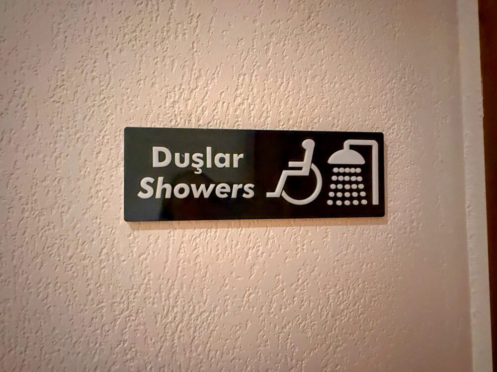 ターキッシュエアラインズ国内線ラウンジのシャワールームのサイン「Duşlar / Showers」。車椅子マーク付き