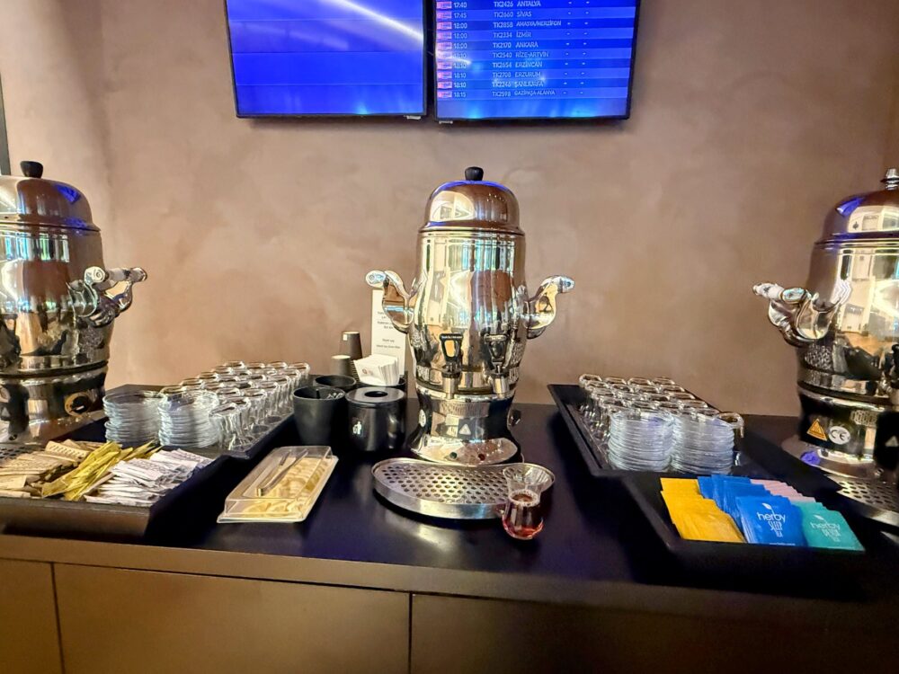 ターキッシュエアラインズ国内線ラウンジのチャイ(トルコ紅茶)コーナー。サモワールとチューリップ型グラス