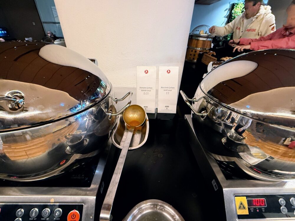 ターキッシュエアラインズ国内線ラウンジのスープコーナー。トマトスープとレンズ豆スープの2種類が並ぶ