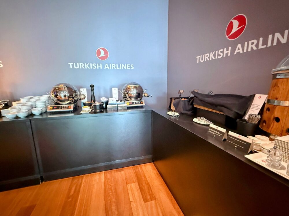 トルコの前菜「メゼ」のコーナー。クスル(ブルグルサラダ)・キャロットタラトル・金時豆のオリーブオイル煮