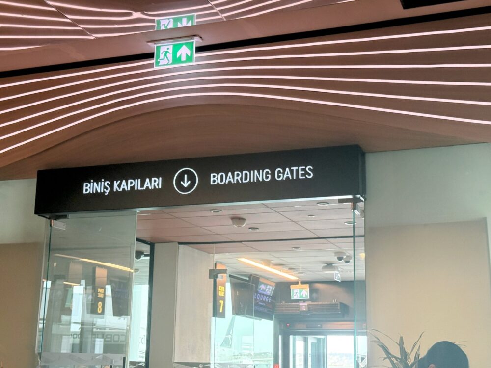 ラウンジ内の「Biniş Kapıları / Boarding Gates」のサイン。この先にバスゲートが並ぶ