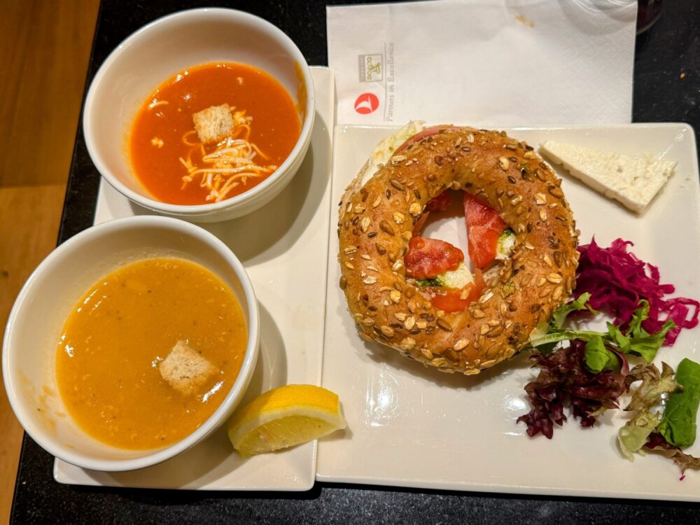 トマトスープとレンズ豆スープ、シミットサンドのプレート。レモンを絞っていただくのが本場流。