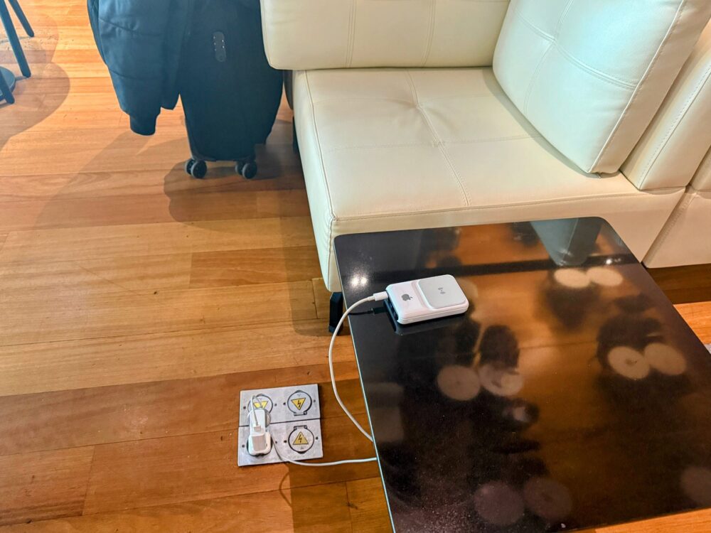 ターキッシュエアラインズ国内線ラウンジの床にある電源コンセント。変換プラグとワイヤレス充電器を使って充電