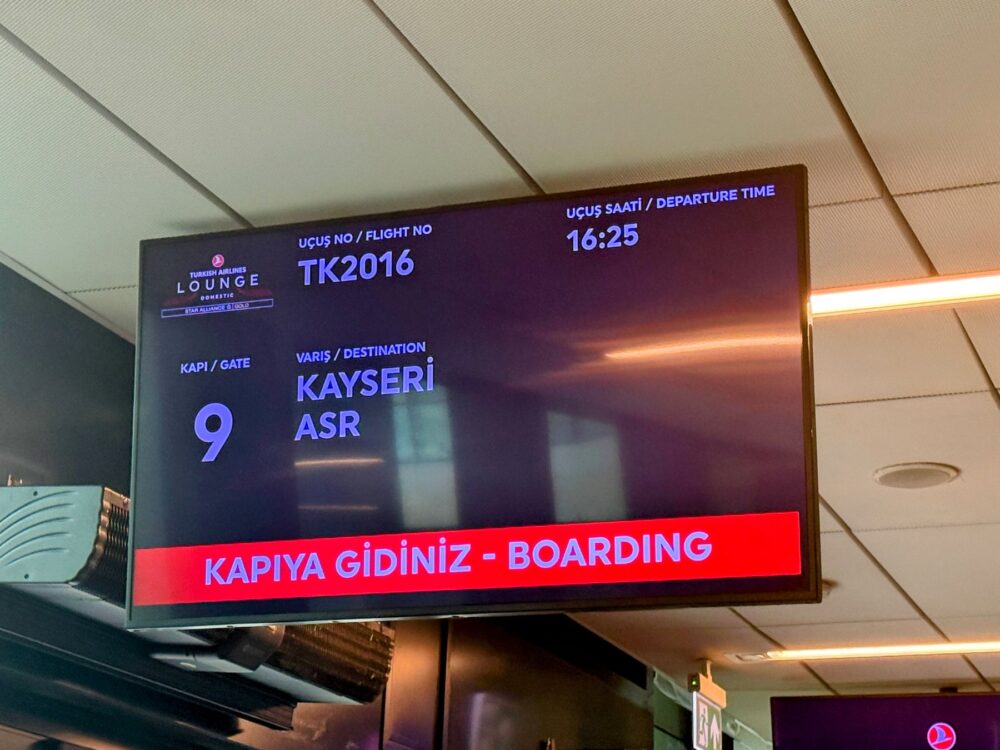ラウンジ内の搭乗案内モニター。カイセリ行きTK2016便の「KAPIYA GİDİNİZ - BOARDING(ゲートへお進みください)」表示