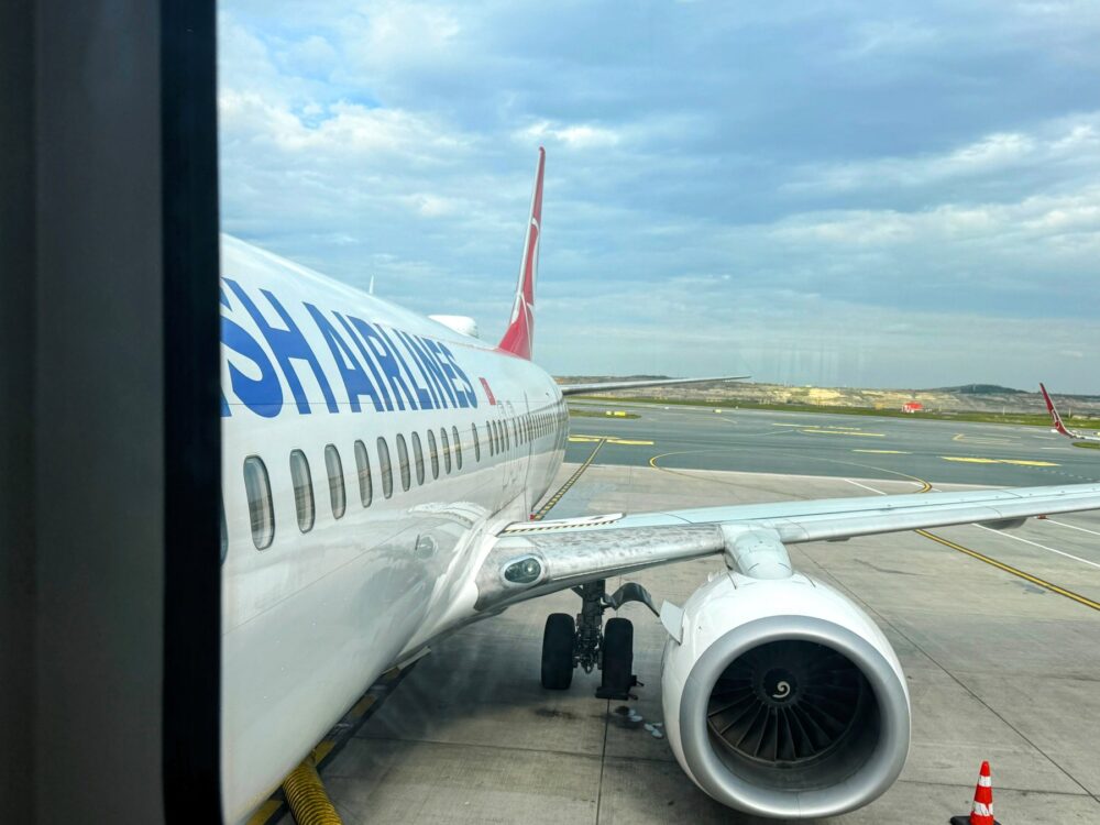 搭乗ゲートの窓から見えるターキッシュエアラインズ機。ここからバスで飛行機まで移動する