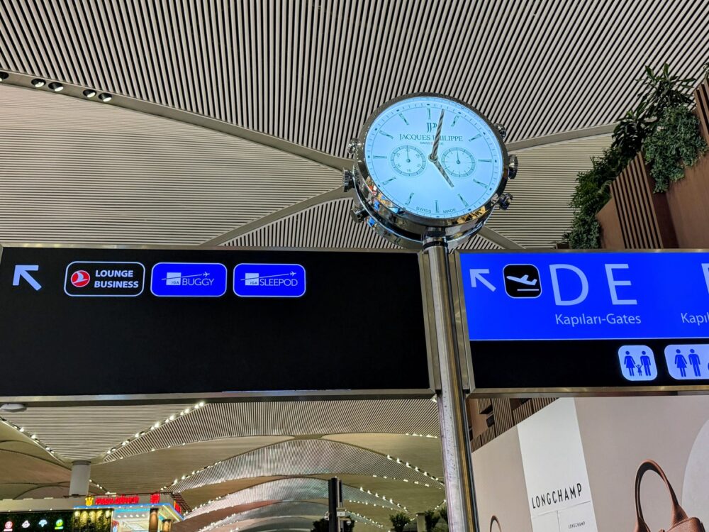 イスタンブール空港内の案内板と、高級時計ジャガー・ルクルトの大きな時計