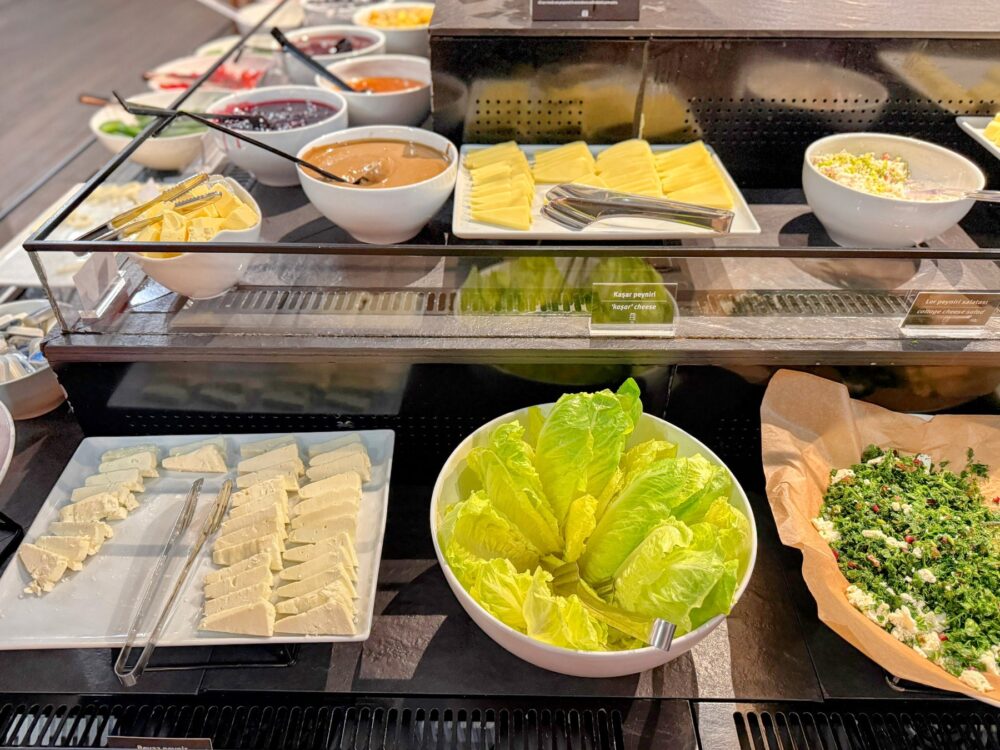 チーズ、レタス、サラダなどの冷菜が並ぶビュッフェカウンターの様子