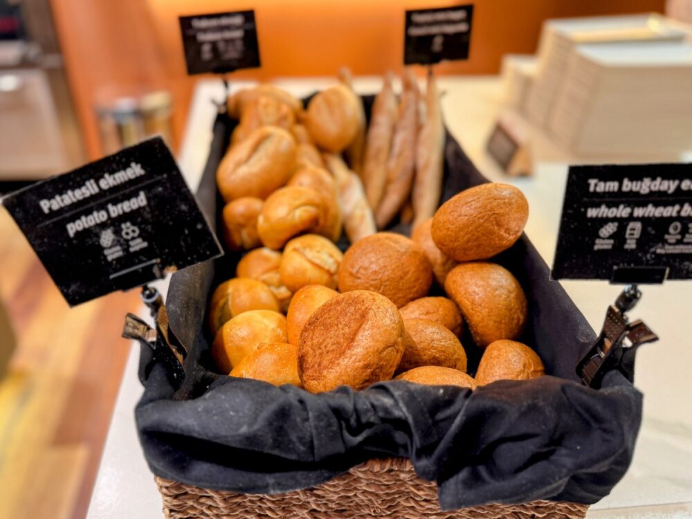 ポテトパン(Patatesli ekmek)や全粒粉パンなどの各種パンがバスケットに盛られたビュッフェコーナー