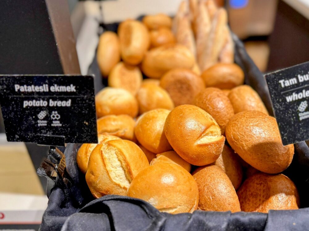 ポテトパンや全粒粉パンが美しく陳列されたバスケットの様子