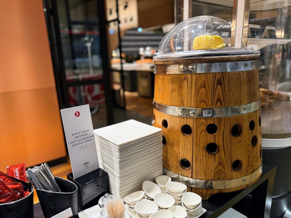 トラブゾン産バターとシミットを案内する看板、および提供用のバターと取り皿