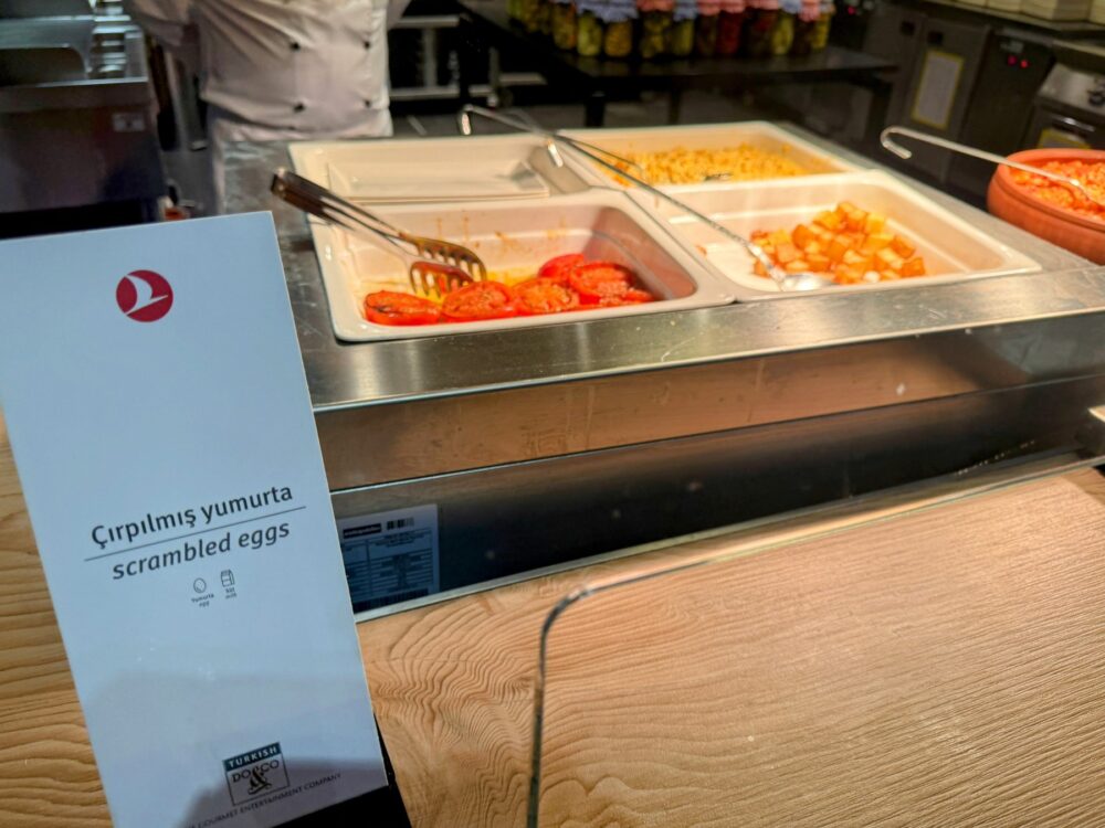 ライブキッチンで提供されている「スクランブルエッグ」の案内板と料理