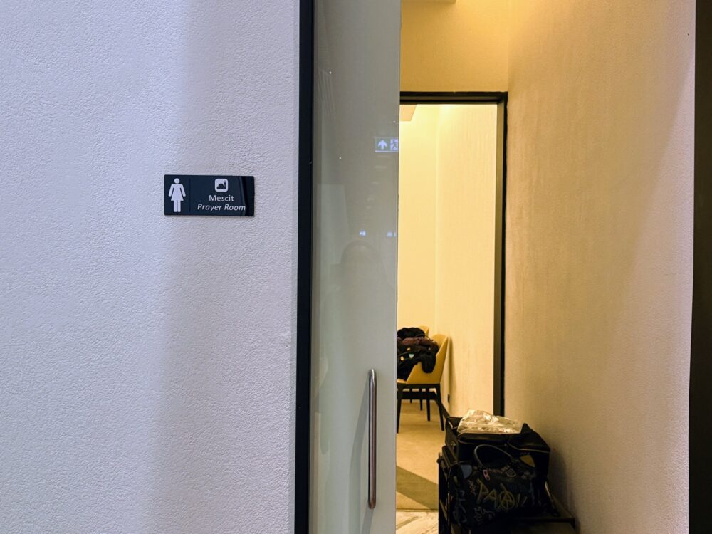 「Mescit」と表示された空港内の女性用祈祷室(Prayer Room)の入口