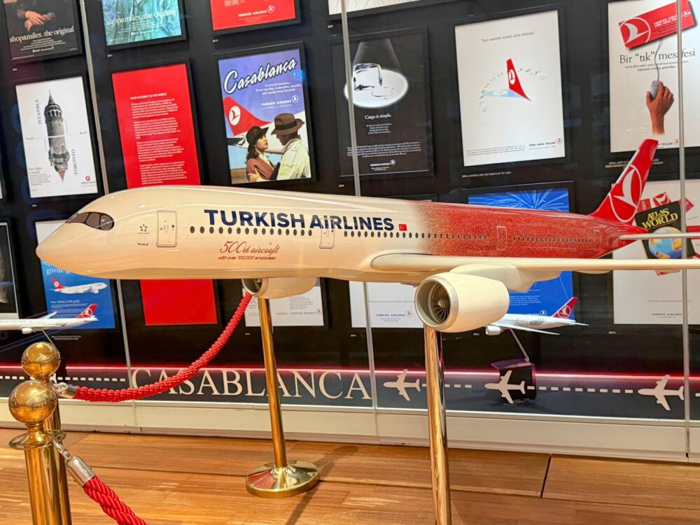 ターキッシュエアラインズの歴代の広告ポスターや模型飛行機が展示されたラウンジ内の博物館スペース