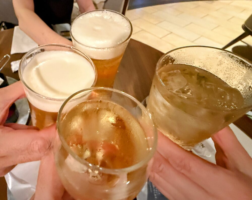 ウェスティンルスツリゾートのロビーラウンジで4人で乾杯するビールとドリンク