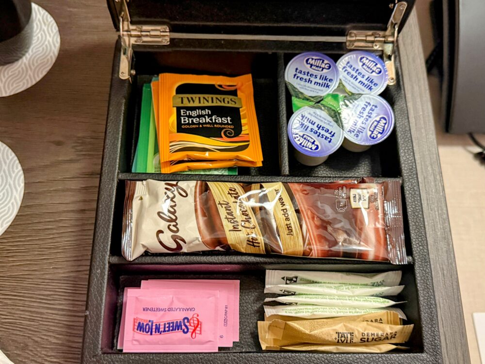 ティーボックスを開けた様子(トワイニングの紅茶やインスタントホットチョコレート、ミルクポーションなど)