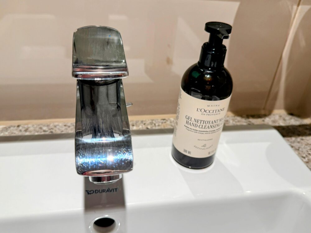 洗面台のピカピカに磨かれた蛇口とロクシタンのハンドウォッシュ(Hand Cleansing Gel)